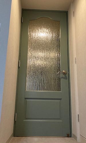 木製ドア施工写真、ガラス付き