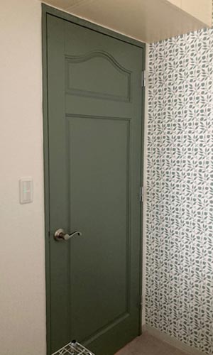 木製ドア施工写真、グリーン塗装